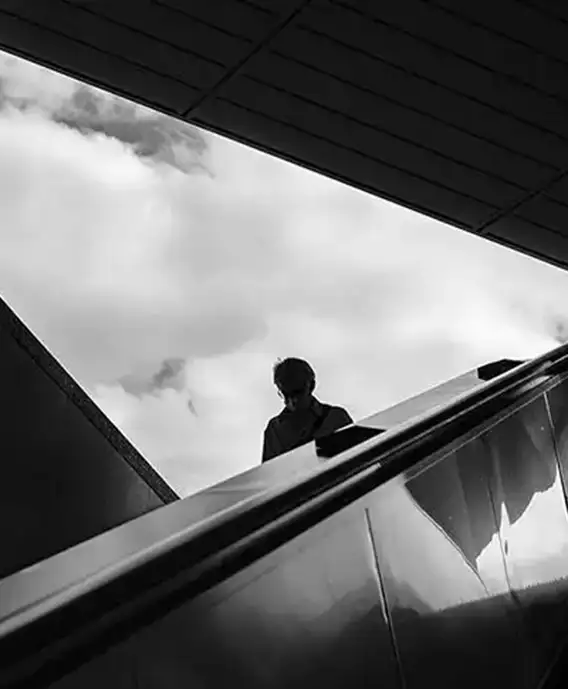 Enseignant guidant un cours de photographie noir et blanc à Toulouse