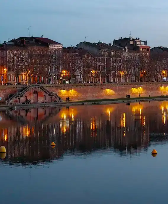 Reflets des lumières de Toulouse sur la Garonne la nuit, illustration de cours photo