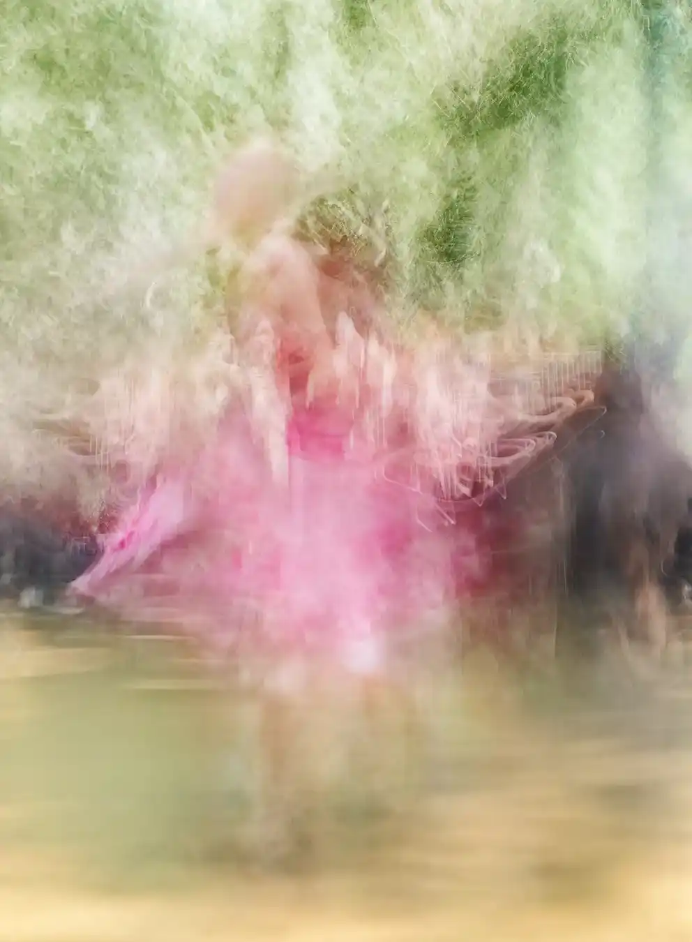 Danseuse en mouvement, silhouette fluide et évanescente, couleur et geste dans un flou poétique