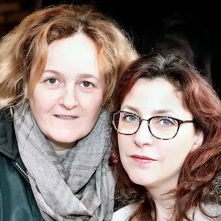 Couple de femmes partageant une histoire d’amour authentique depuis presque 20 ans, photographie LGBTQ+