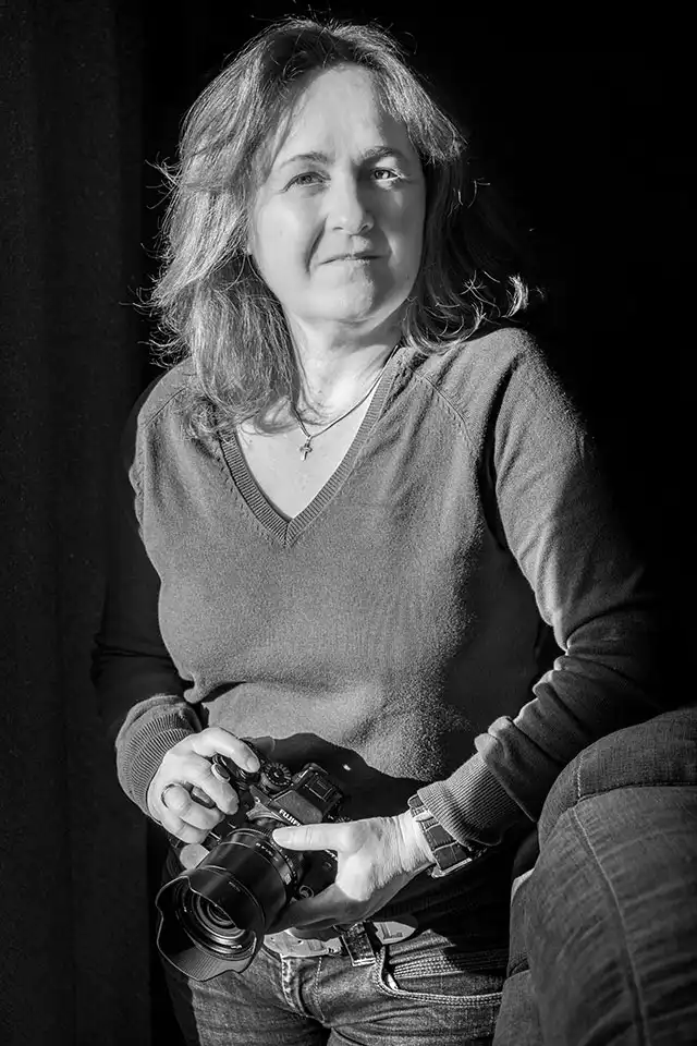 Karine Puech, photographe de mariage à Toulouse, en pleine séance photo