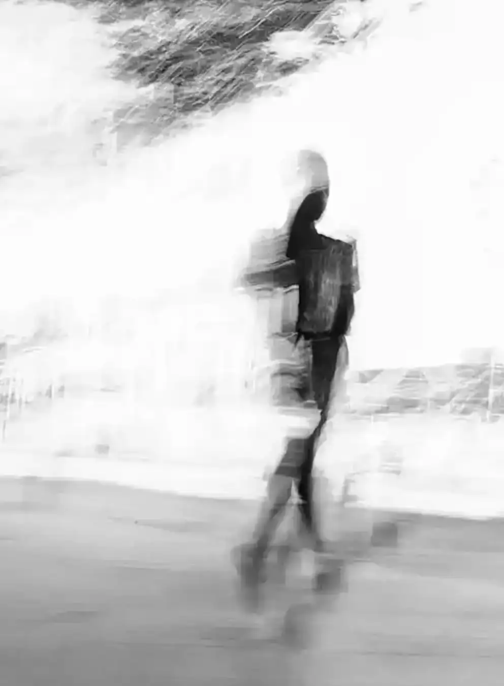 Silhouette humaine en mouvement suggéré par formes et lumière, créant une impression fugace et abstraite.