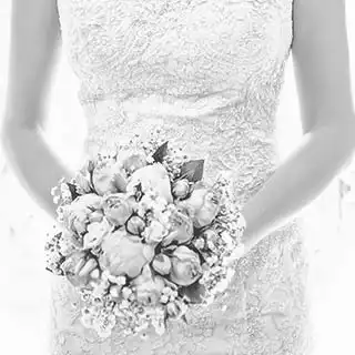 Photographe mariage Toulouse : gros plan du bouquet de fleurs de la mariée