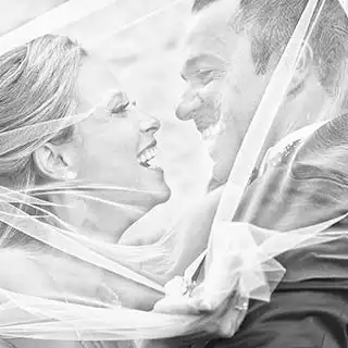 Photographe mariage Toulouse : photo de couple romantique des mariés