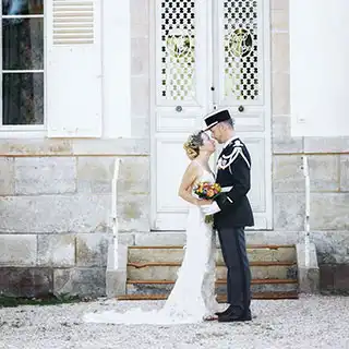 Photographe mariage Toulouse : couple de mariés amoureux en extérieur