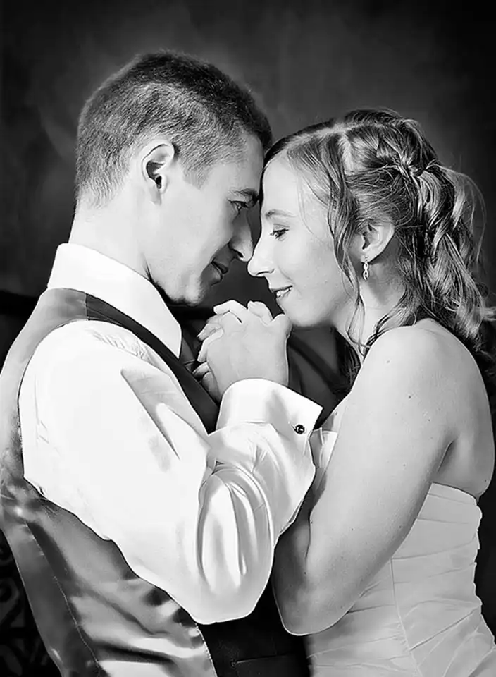 Photographie de mariage artistique d’un couple amoureux, capturant l’émotion et l’instant