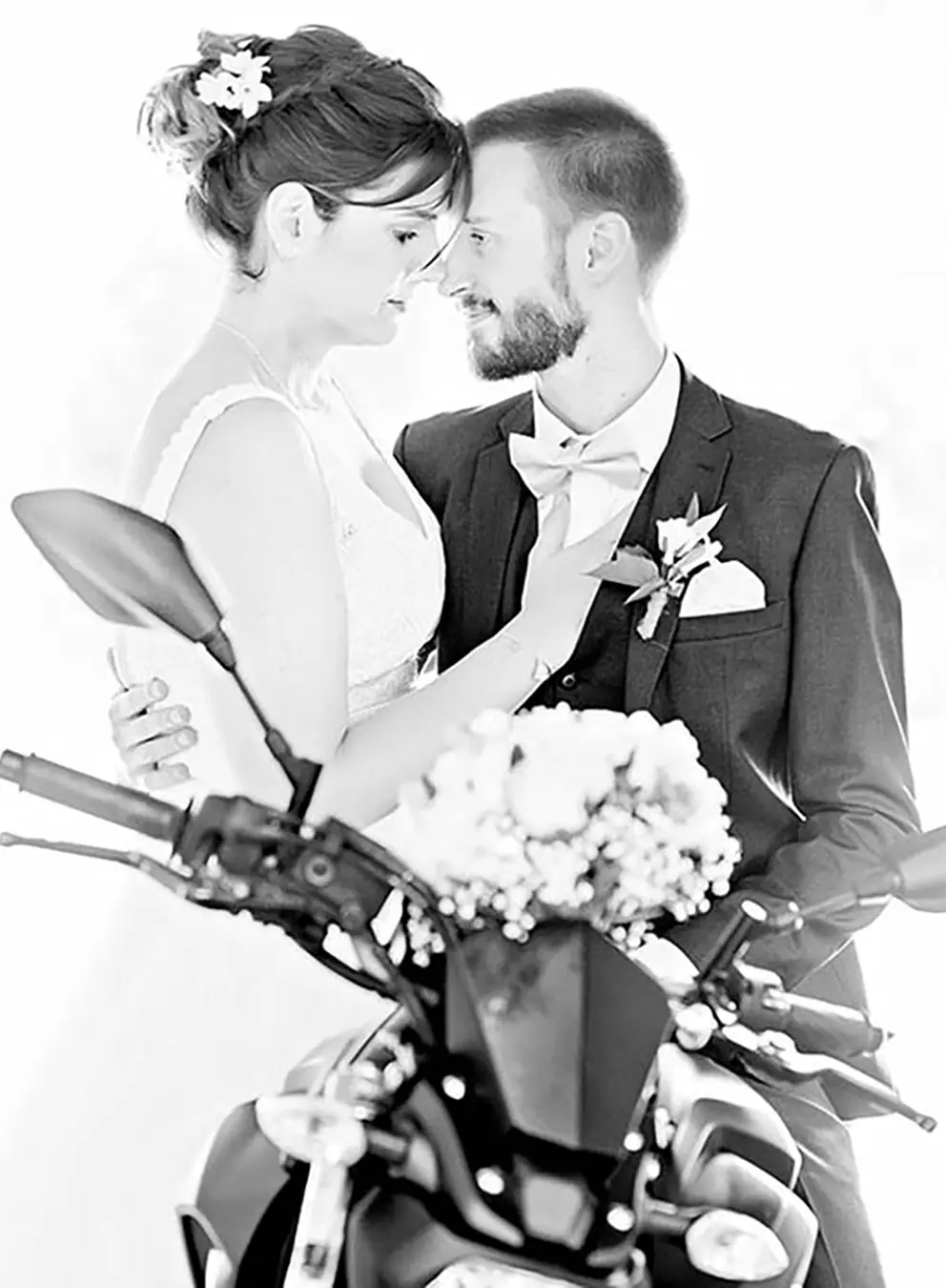 Regard complice entre deux amoureux capturé dans une ambiance chaleureuse et émotionnelle