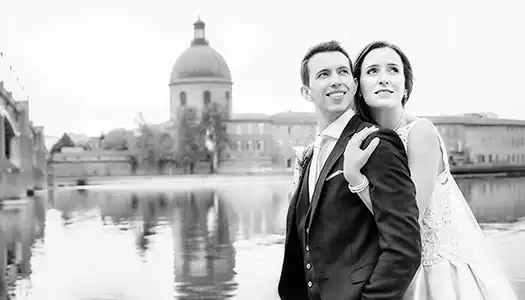 Couple heureux lors d’un reportage mariage à Toulouse