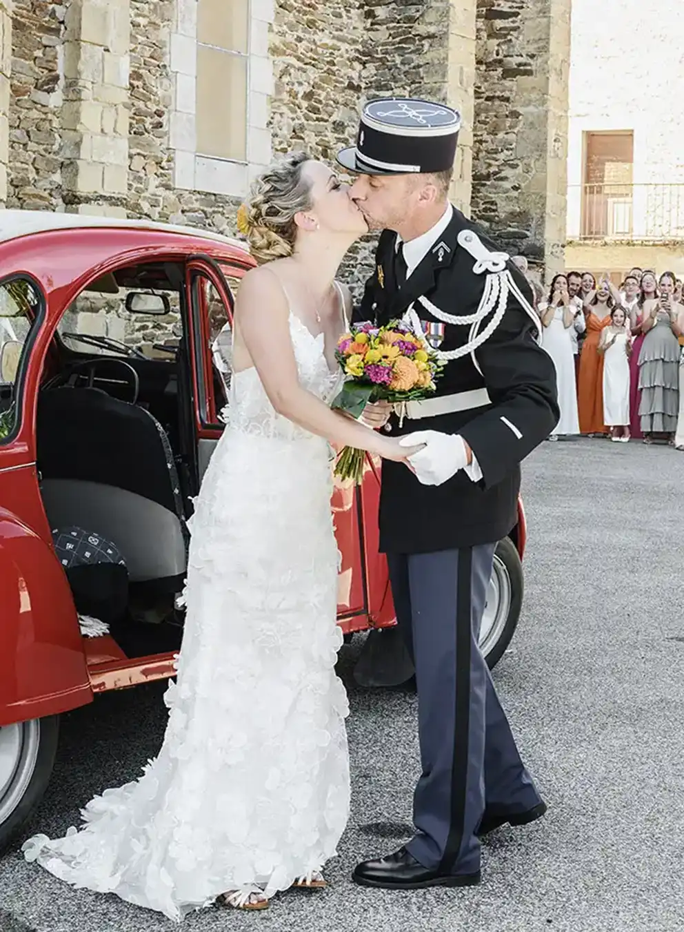 Couple de mariés s’embrassant en se découvrant, moment romantique et précieux