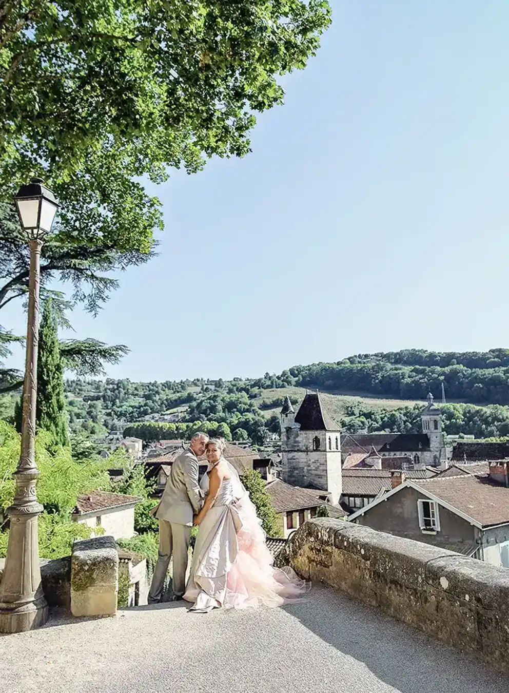 Couple de mariés à Figeac, moment intime et naturelle du mariage