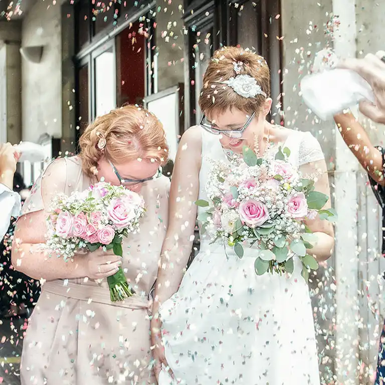 Photographe mariage LGBT+ à Carcassonne capturant un couple LGBTQ+ à la sortie de la mairie après la cérémonie civile