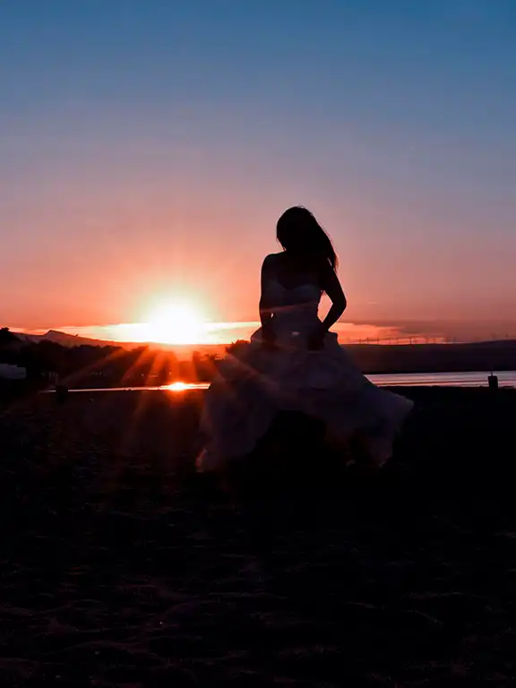 Shooting photo Day After / Trash-the-Dress de la marié à Port-la-Nouvelle, bord de mer, séance après mariage