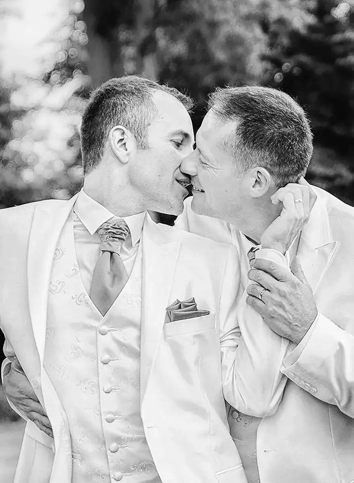 Photographe de mariage LGBTQ capturant un moment d’amour et de complicité