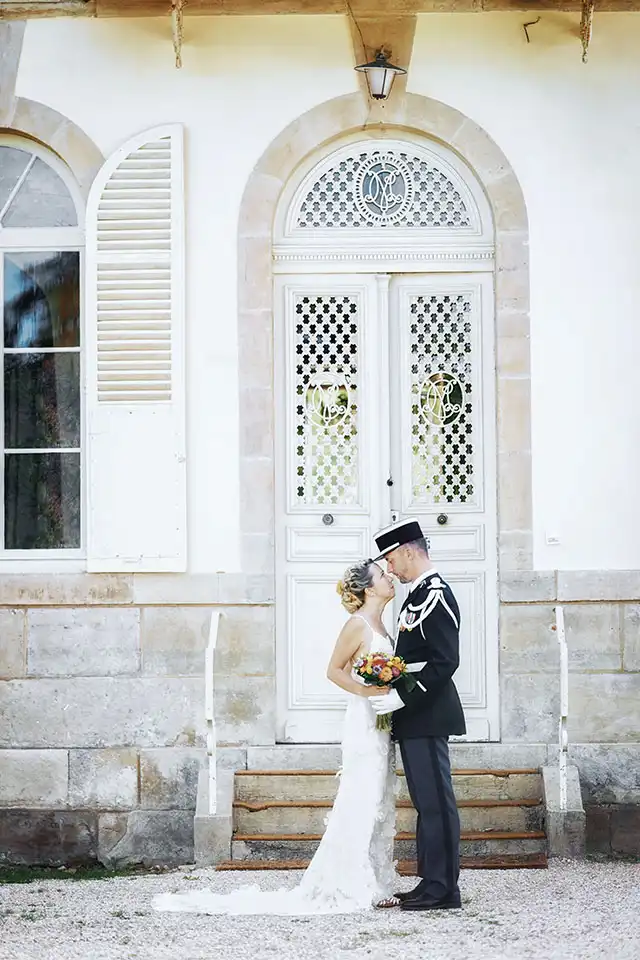 Photographe de mariage en Occitanie capturant une cérémonie pleine d’émotion