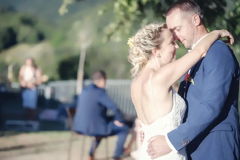 Moment spontané et unique lors d’un mariage dans la Tarn, capturé pour toujours