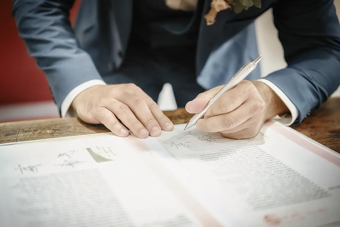 Mes moments clés du reportage photo de mariage, la signature des registres à la mairie