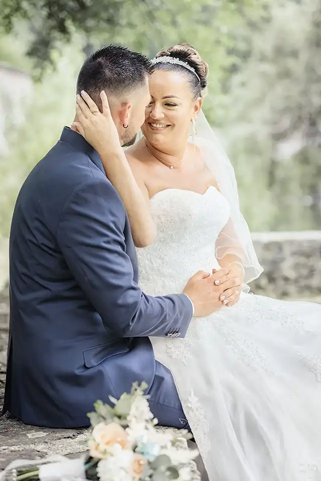 Photographe de mariage réalisant une séance couple le jour du mariage