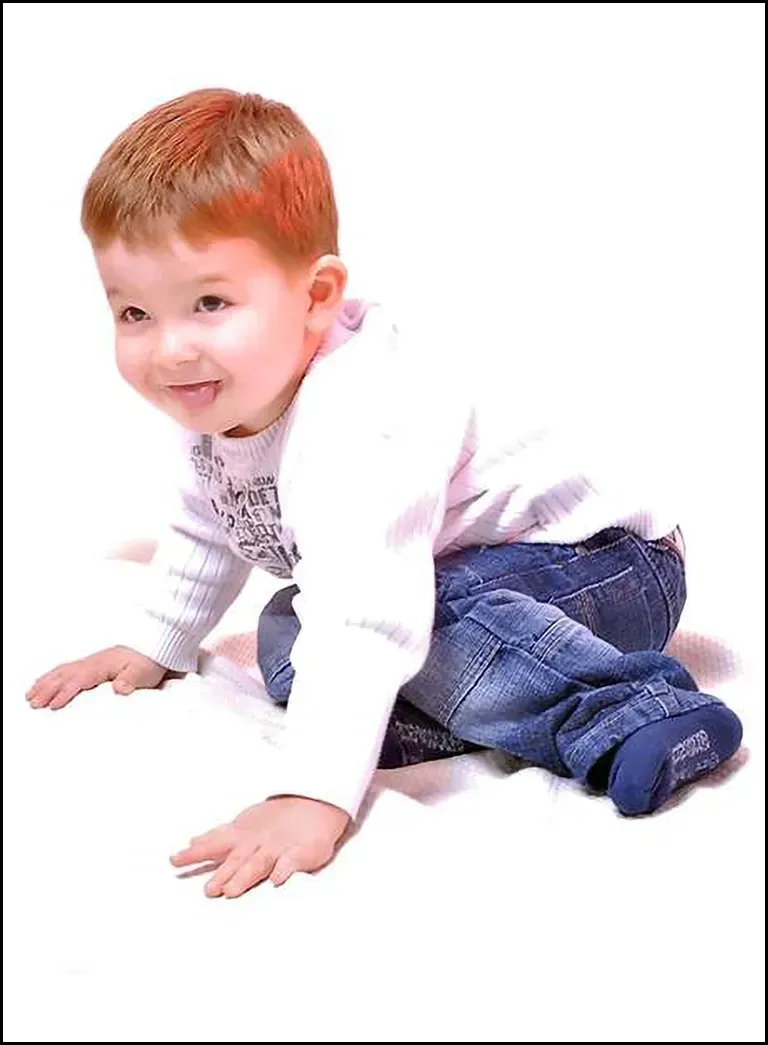 Jeune enfant jouant en studio photo, moment naturel et spontané