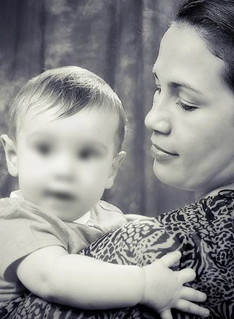 Petit bout de chou en studio photo dans une ambiance douce et naturelle