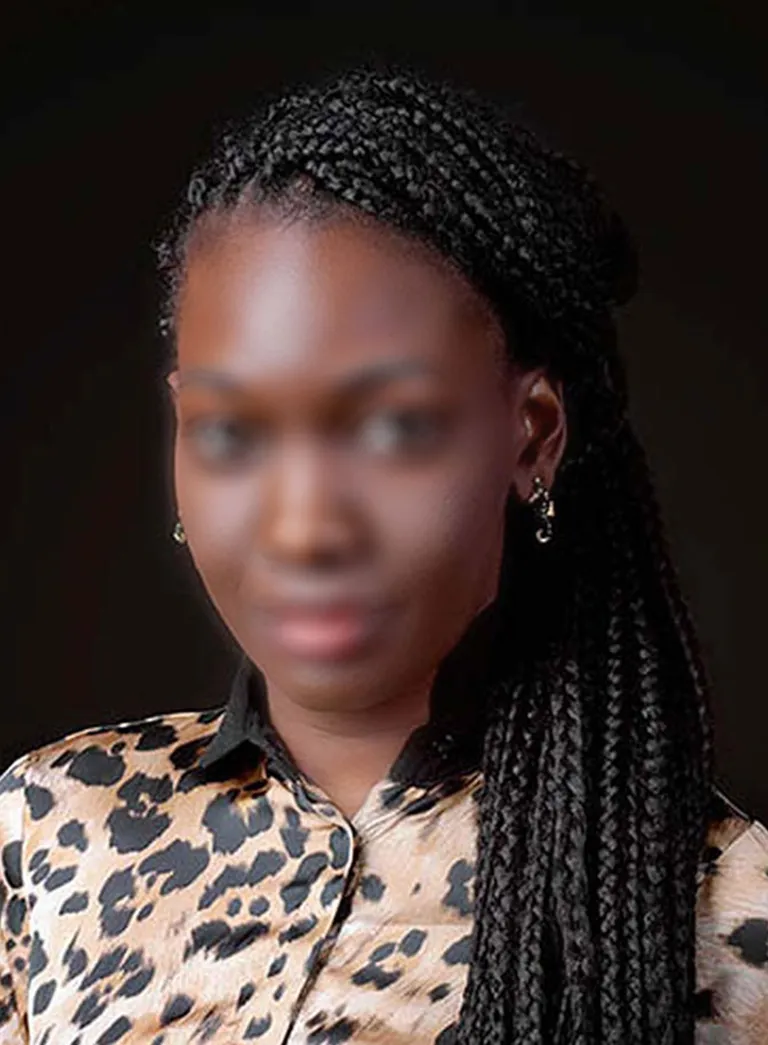 Portrait corporate professionnel en studio pour profil LinkedIn et réseaux sociaux
