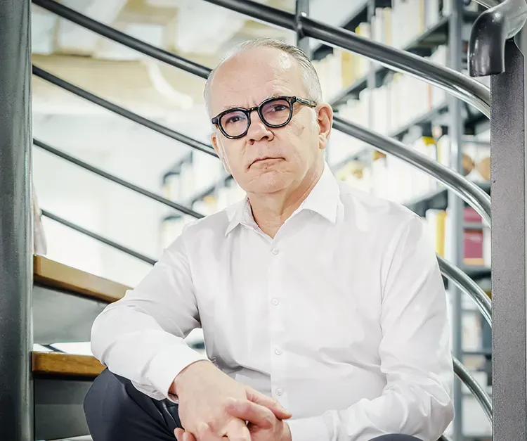 Photo corporate d’un dirigeant en lumière naturelle, expression professionnelle dans le Tarn