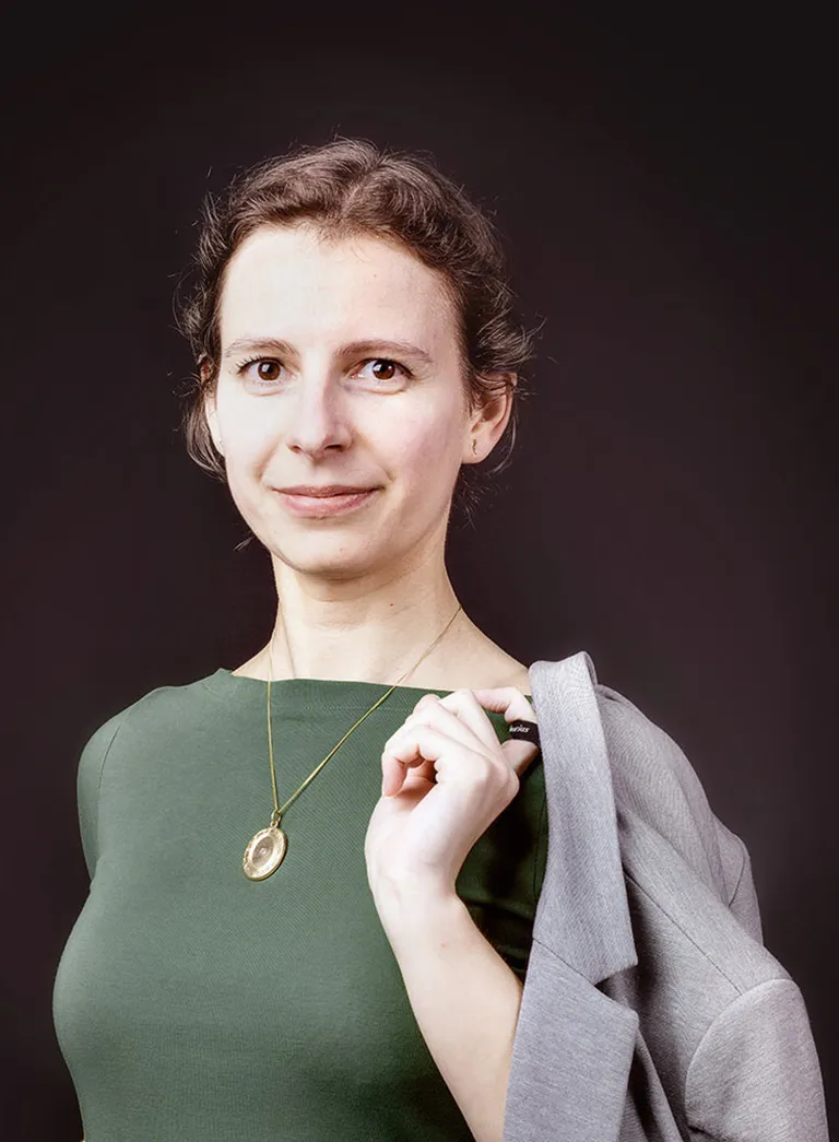 Portrait professionnel en extérieur pour communication et réseaux sociaux