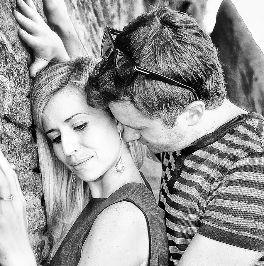 Couple s’enlaçant tendrement dans un moment de complicité et d’affection