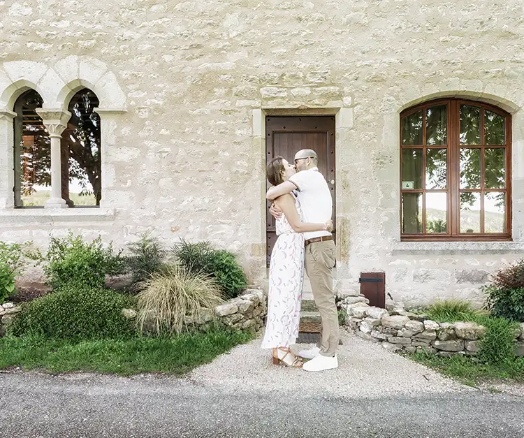 Couple s’embrassant à Puycelsi dans le Tarn lors d’une séance photo romantique