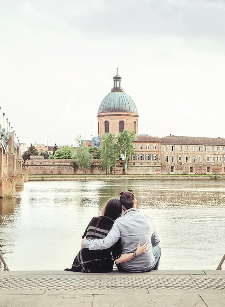 Séance photo de couple à Toulouse, portrait intime en lumière naturelle