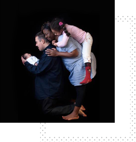 Photo d’une famille illustrant un moment de complicité, de douceur et de vie quotidienne familiale