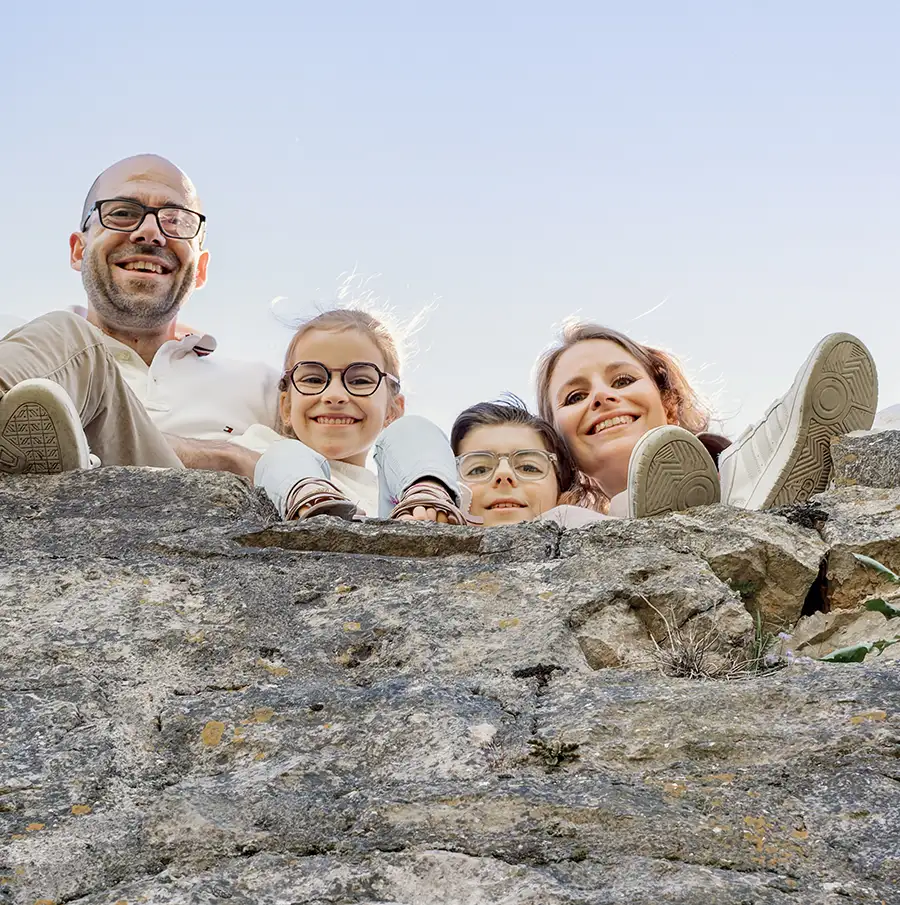Famille heureuse réunie, partageant un moment de joie et de complicité