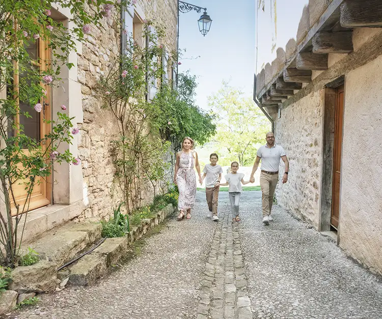Famille en séance photo dans le Tarn lors d’un moment naturel en extérieur