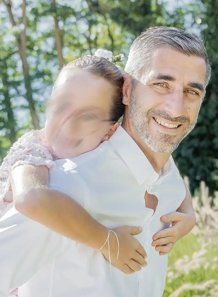 Portrait de famille en extérieur à Toulouse lors d’une séance photo naturelle