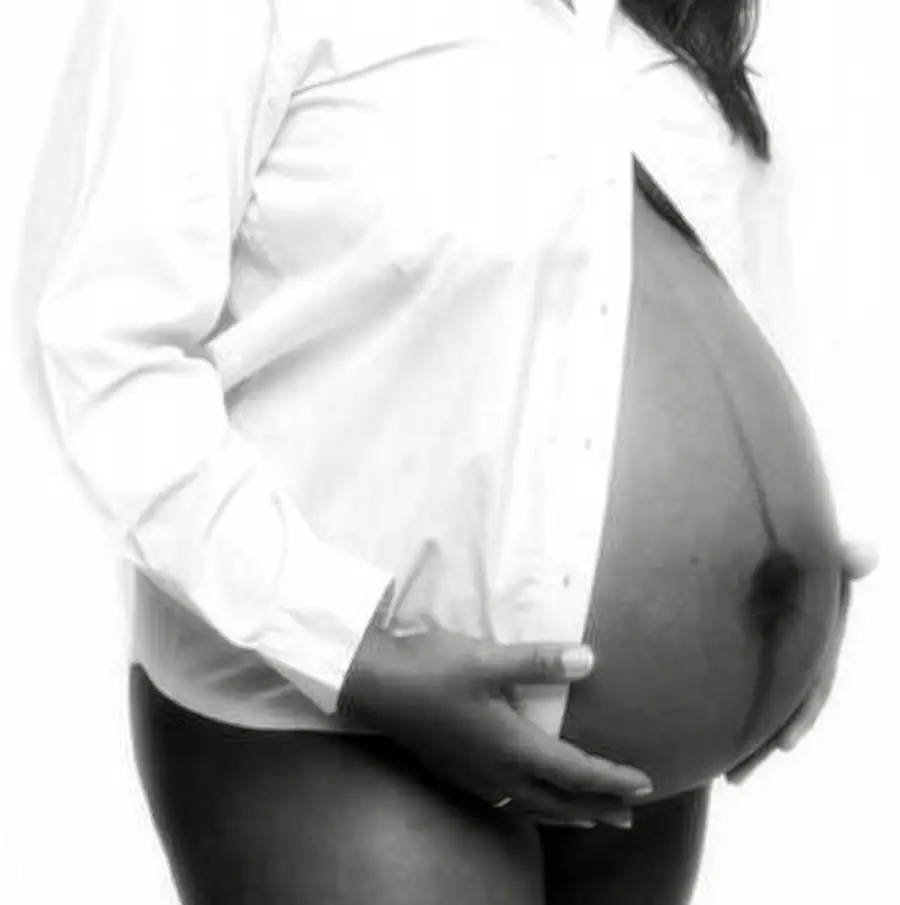 Ventre arrondi d’une femme enceinte, symbole de maternité et de vie à venir