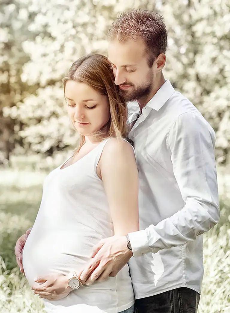 Portrait artistique d’une femme enceinte célébrant le miracle de la vie et la beauté de la grossesse