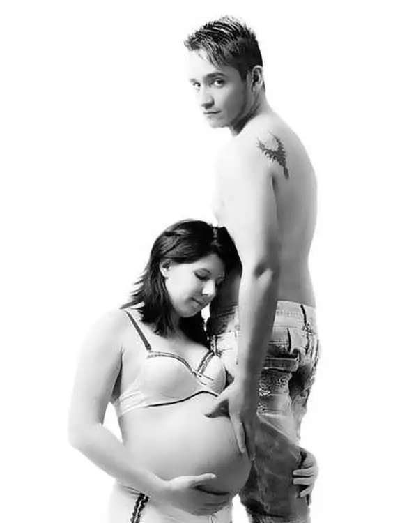 Femme enceinte portant le miracle de la vie dans son ventre avec douceur