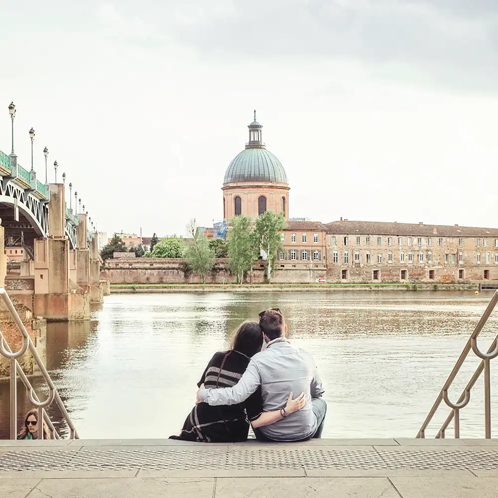 séance photo engagement de couple à Toulouse, naturelle et romantique