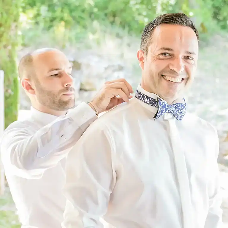 Marié se préparant pour son mariage, costume élégant, moment intime avant la cérémonie à Lavaur