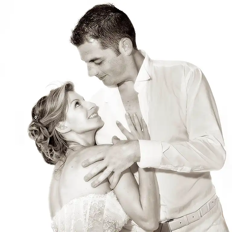 Photographie de couple de mariés à Auch dans un décor féerique, moment romantique et élégant avant la cérémonie