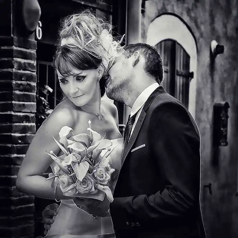 Couple de mariés en Occitanie avec lumière naturelle et décor architectural.