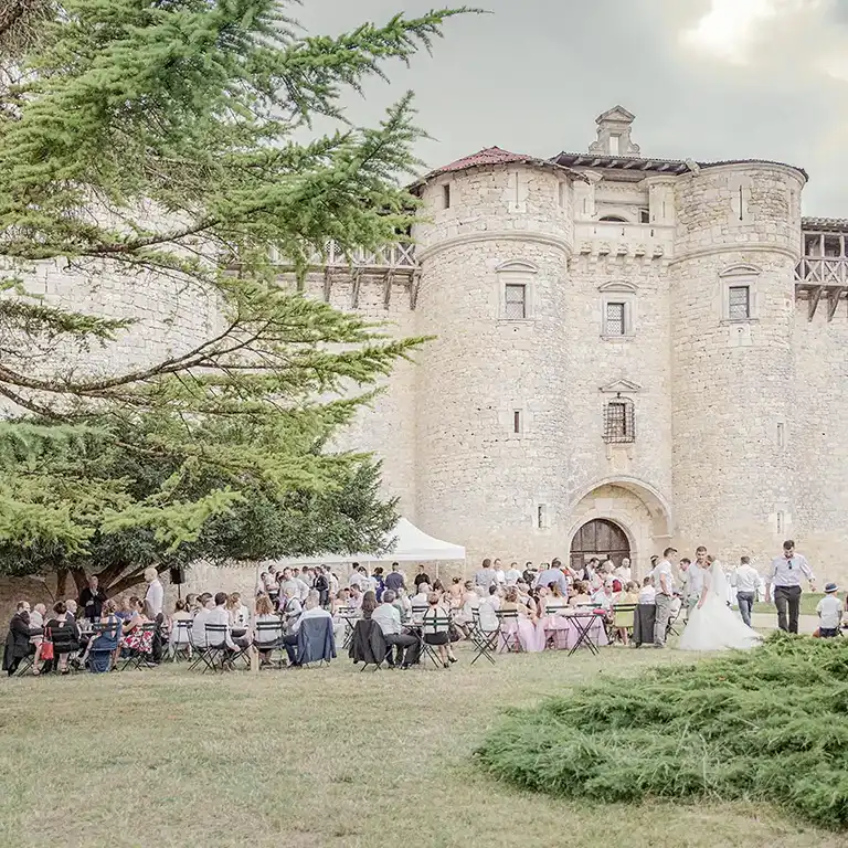 Cocktail de mariage au Château de Mauriac dans le Tarn – couple et invités célébrant leur union
