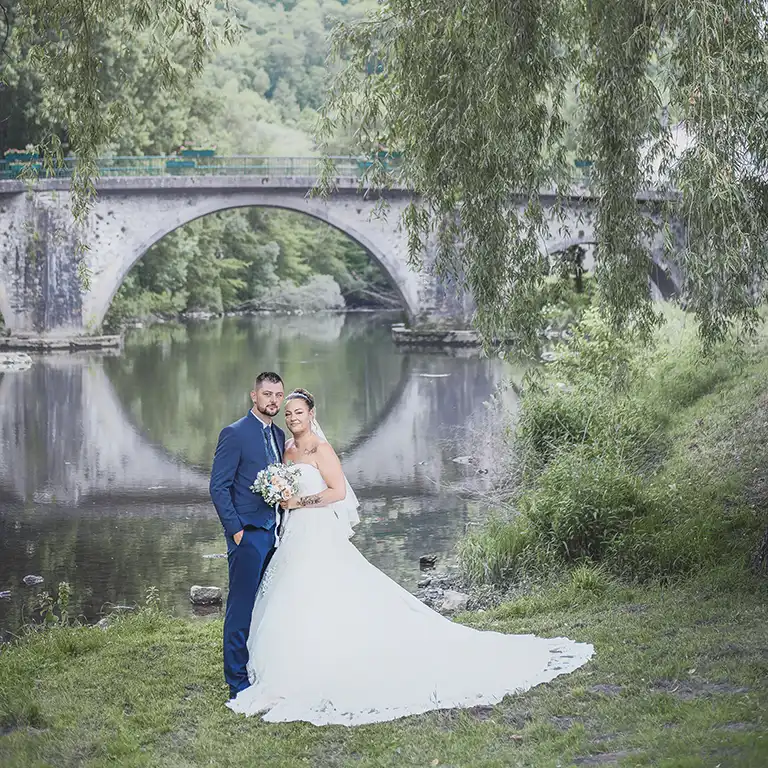 Photographe active à Gaillac aux paysages du Tarn, je capture les instants de votre mariage où vos cœurs parlent plus fort que les mots.