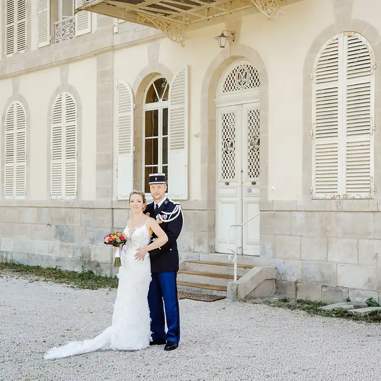 Reportage mariage à Lavaur, scène contrastée dans le Tarn, composition structurée mettant en valeur chaque nuance