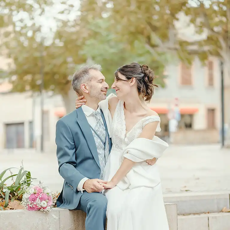 Couple de mariés à Muret avec une lumière naturelle et cadre architectural.