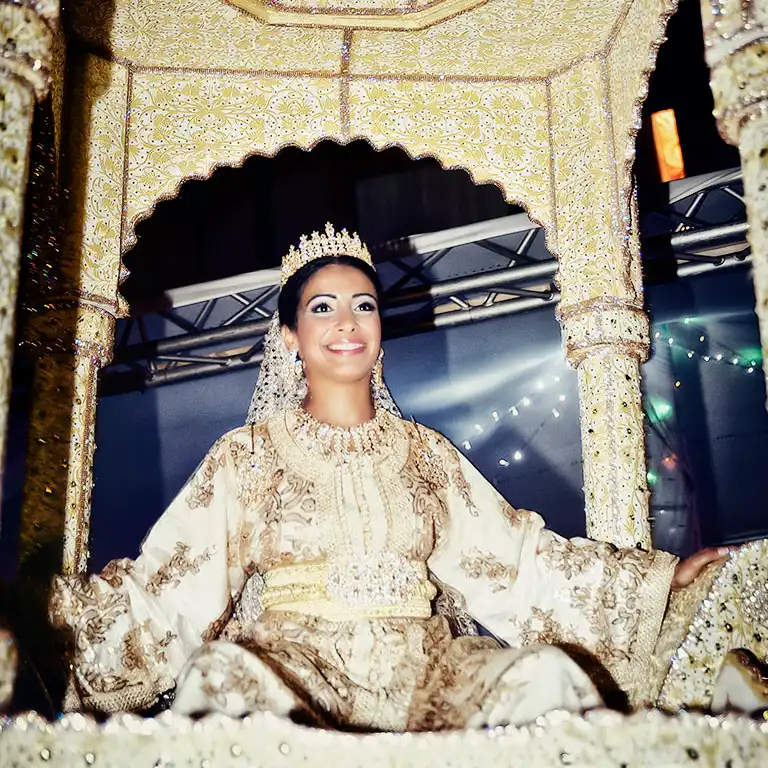 Mariage à Marrakech : la mariée sur L’Amariya marocaine  attire tous les regards dans un décor riche en contrastes.