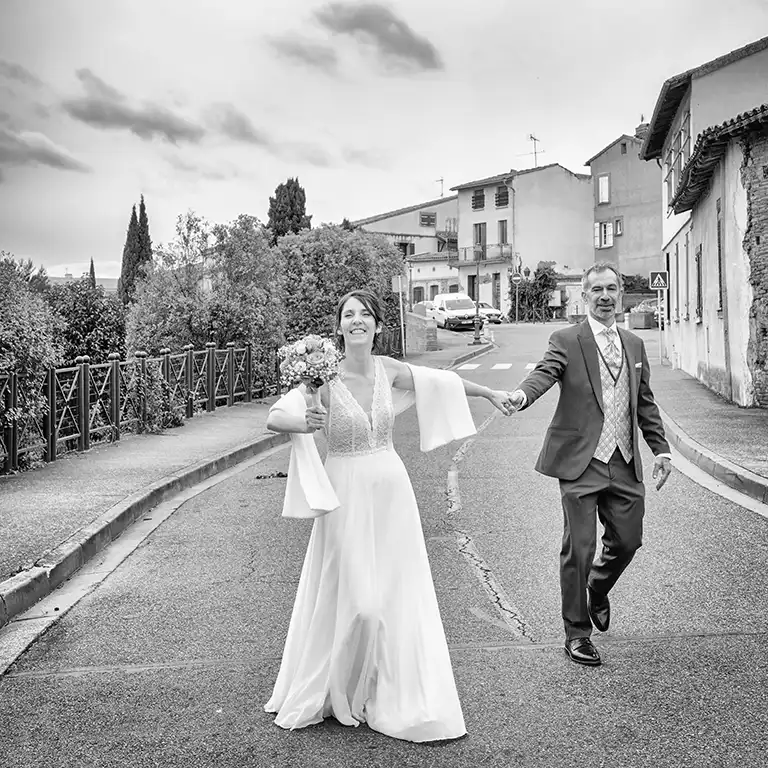 Reportage mariage à Muret, les alliances des mariés posées sur une fleur