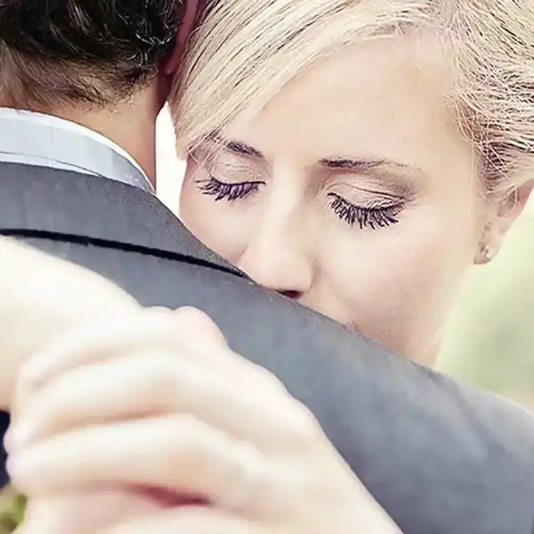 Reportage mariage en Occitanie : échanges, gestes vrais, richesse des décors.