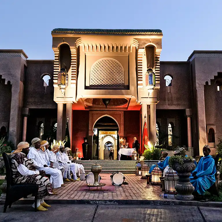 Mariage intime dans un riad à Marrakech, patios et terrasses baignés de lumière inspirante, reportage naturel
