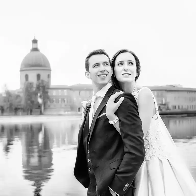Se marier à Toulouse, au bord de la Garonne avec le Dôme de la Grave, un moment authentique capturé par une photographe de mariage