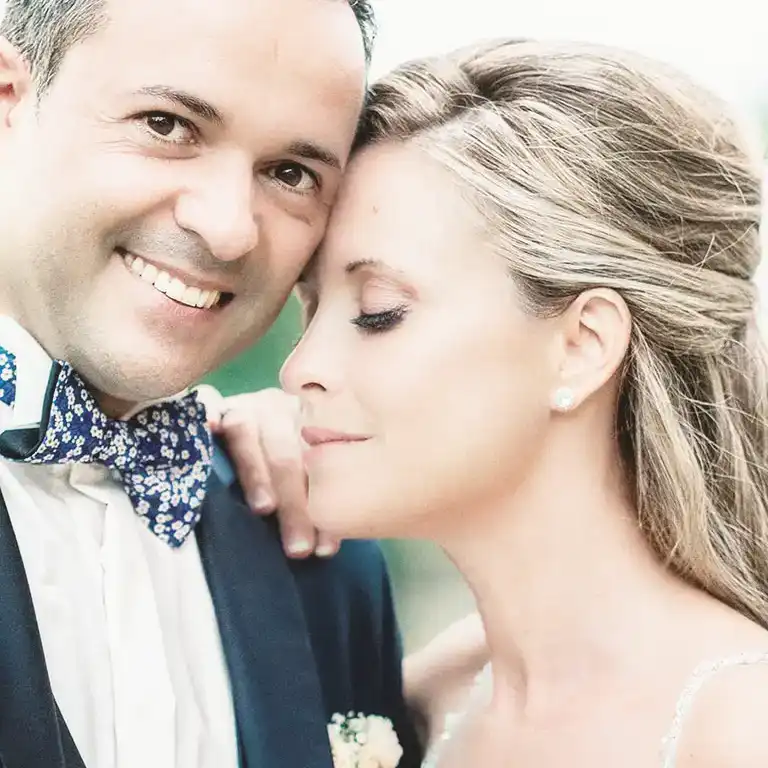 Un couple de mariés, leurs cœurs en fusion reflétant l’éclat d’un amour éternel et la promesse d’une vie à partager.
